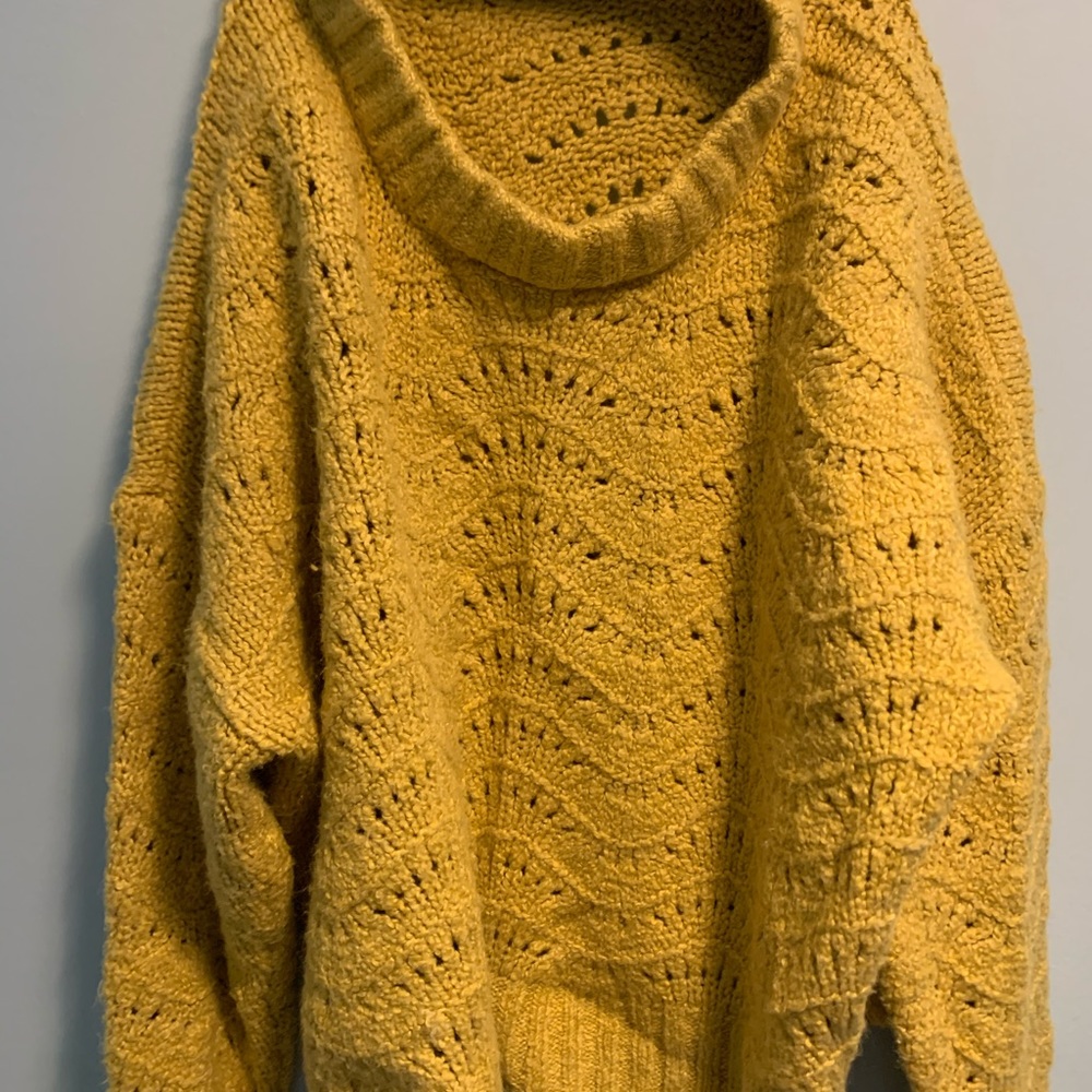 American Eagle Yellow Detail Sweater— Small